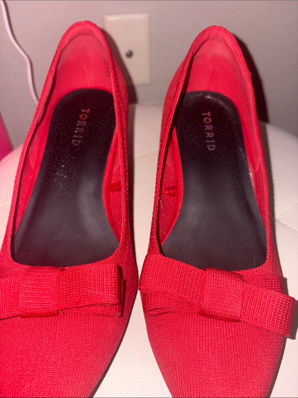 Red Bow Pointed-Toe Women’s Pumps - Picture 2 of 5